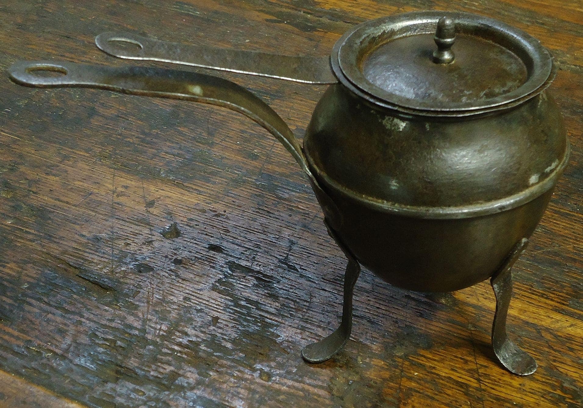 Sm.French.gluepot.legs