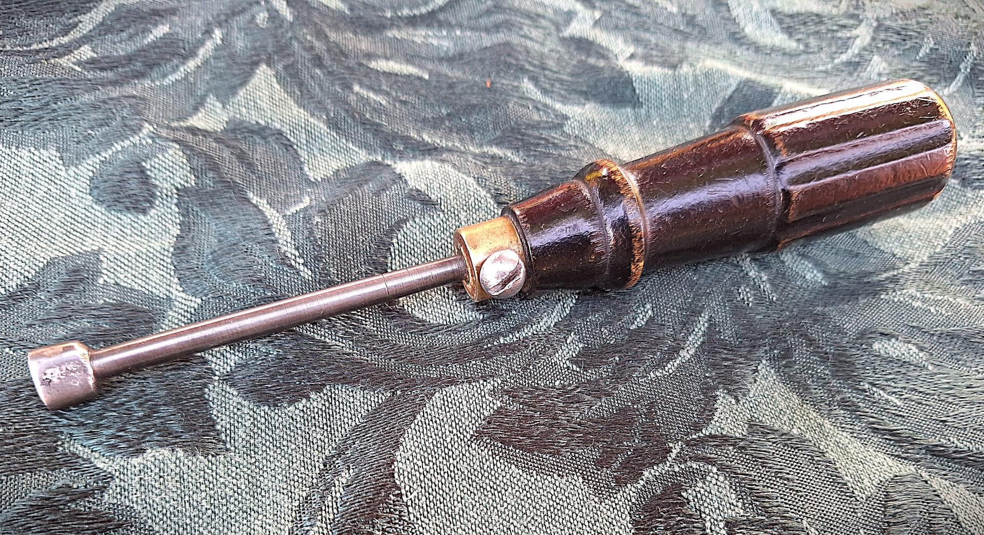 Small.comb.handle.set.screw